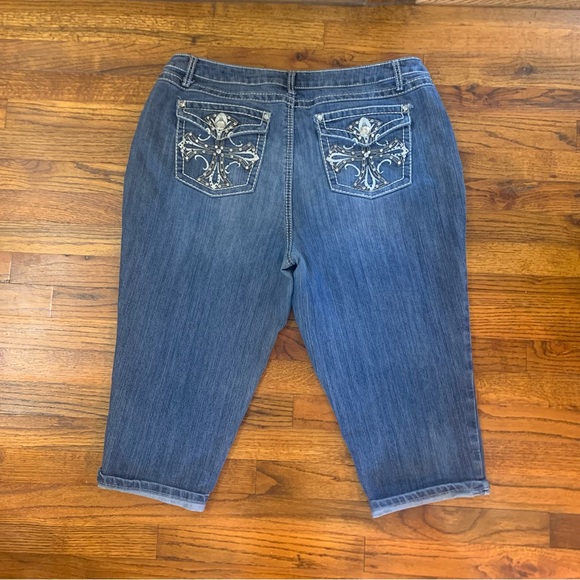 Cato Capri Knee Length Stonewashed Blue Jeans
18W
Embellished Pocket
Length 31” - Picture 5 of 16